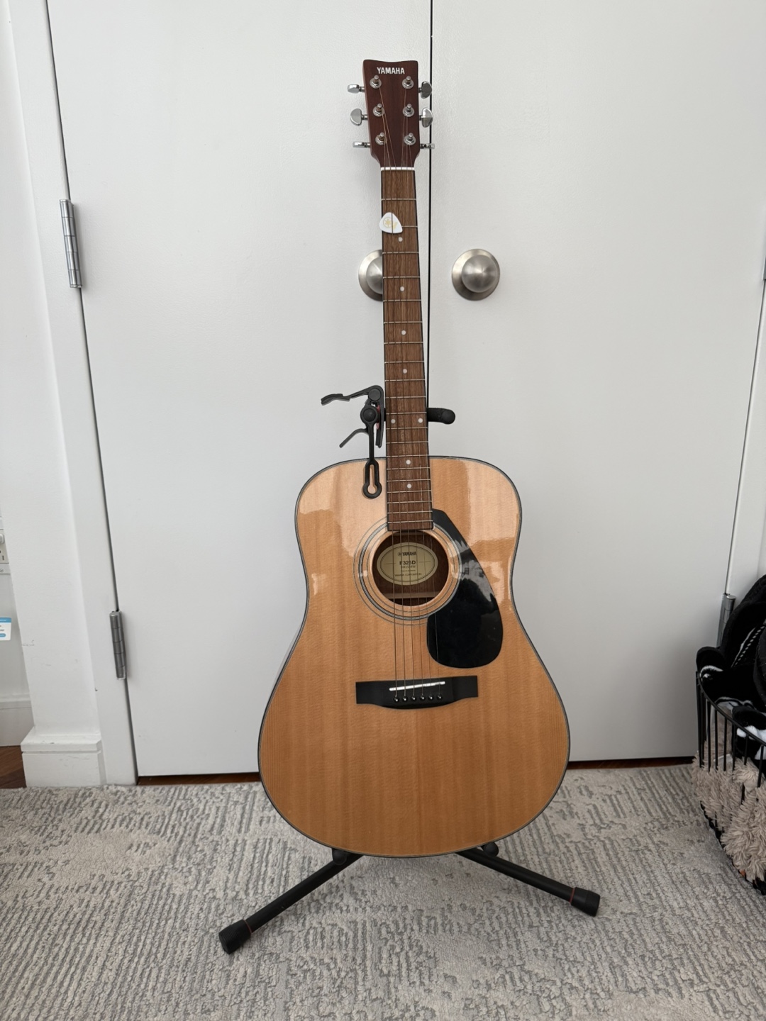 Yamaha F325D Acoustic Guitar with Stand