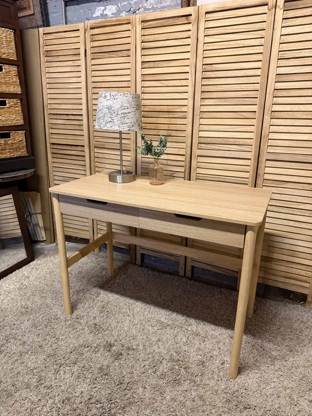 Desk - photo 2
