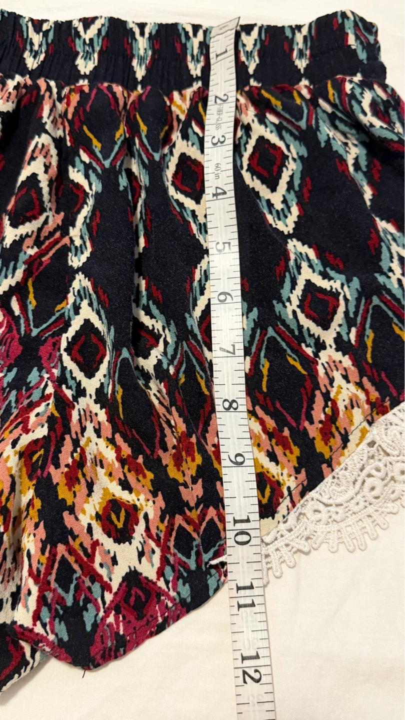 Patterned Shorts with Lace Trim - photo 3