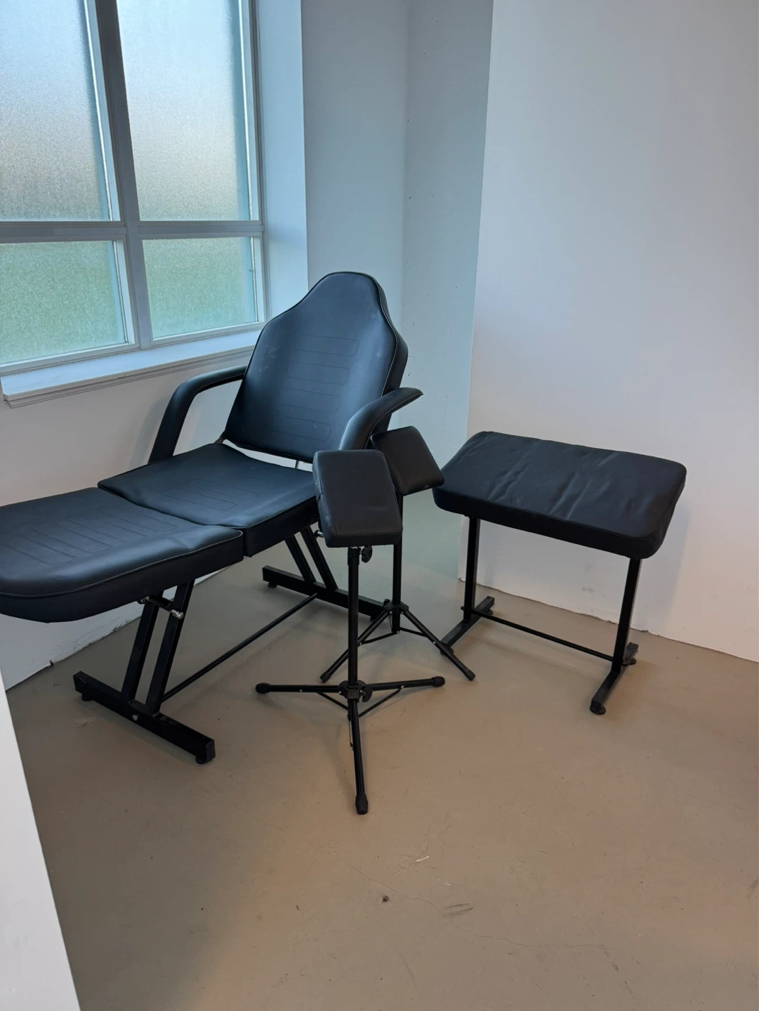 Black Tattoo and Massage Bed with Armrests