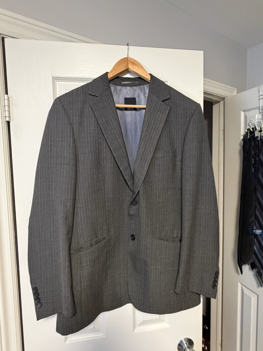 4 Men's Suits  &  1 Sport Jacket - photo 3
