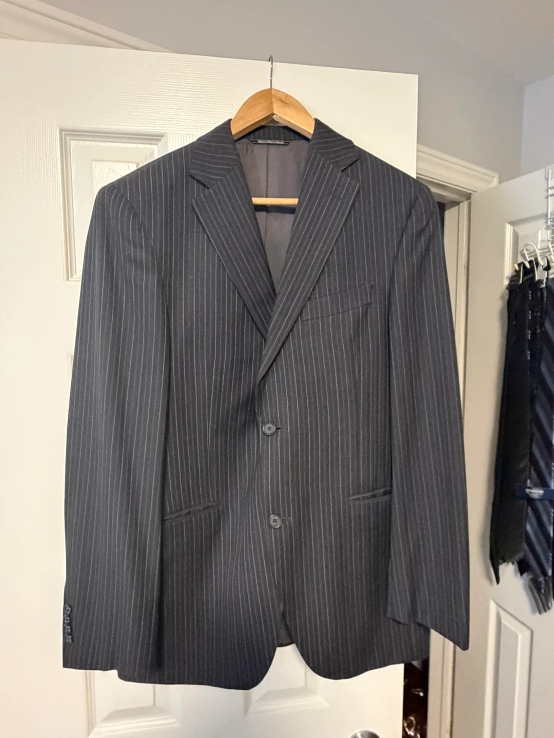4 Men's Suits  &  1 Sport Jacket - photo 2