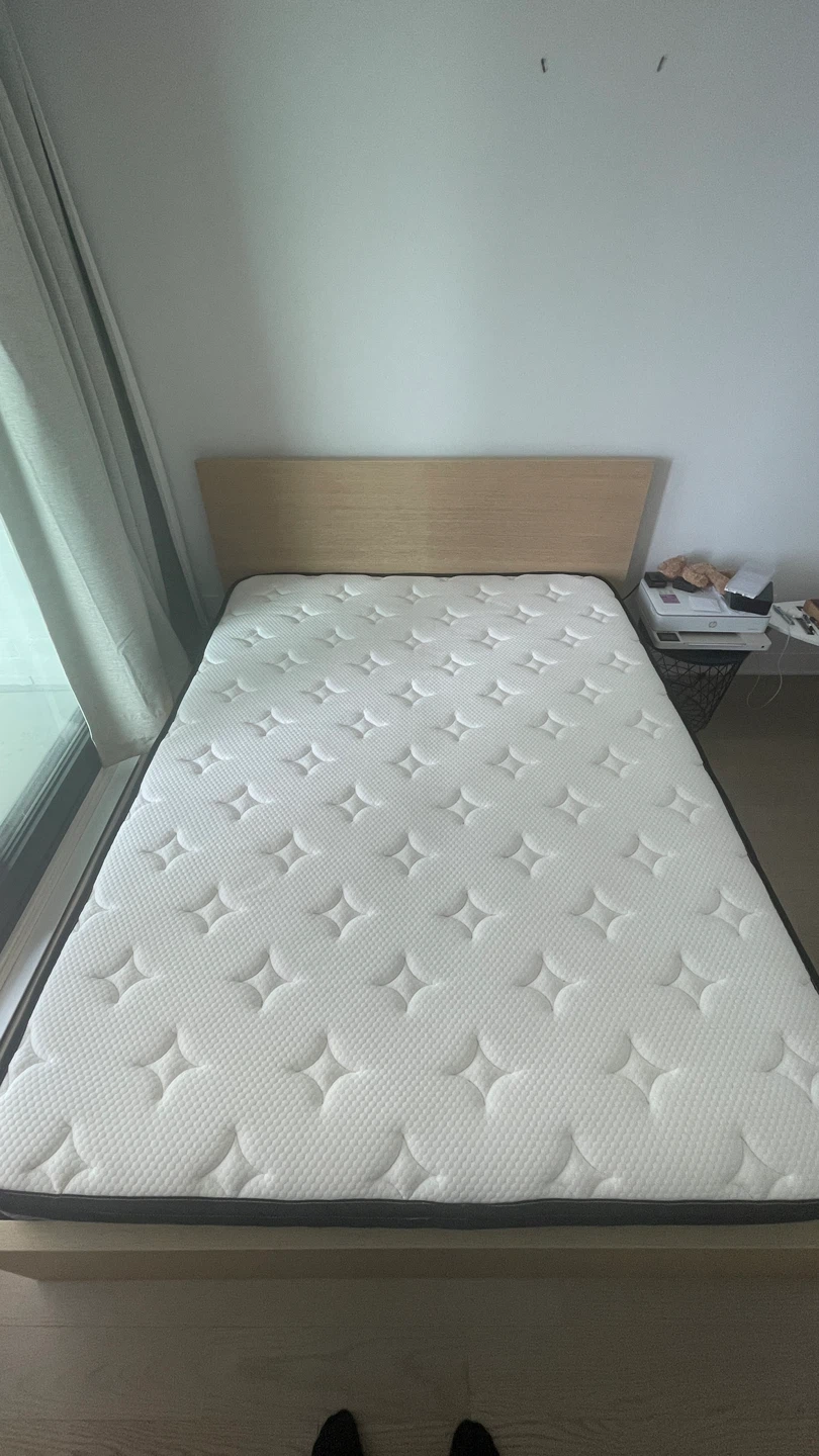 [Moving Sale] White Queen Size Mattress - excellent condition