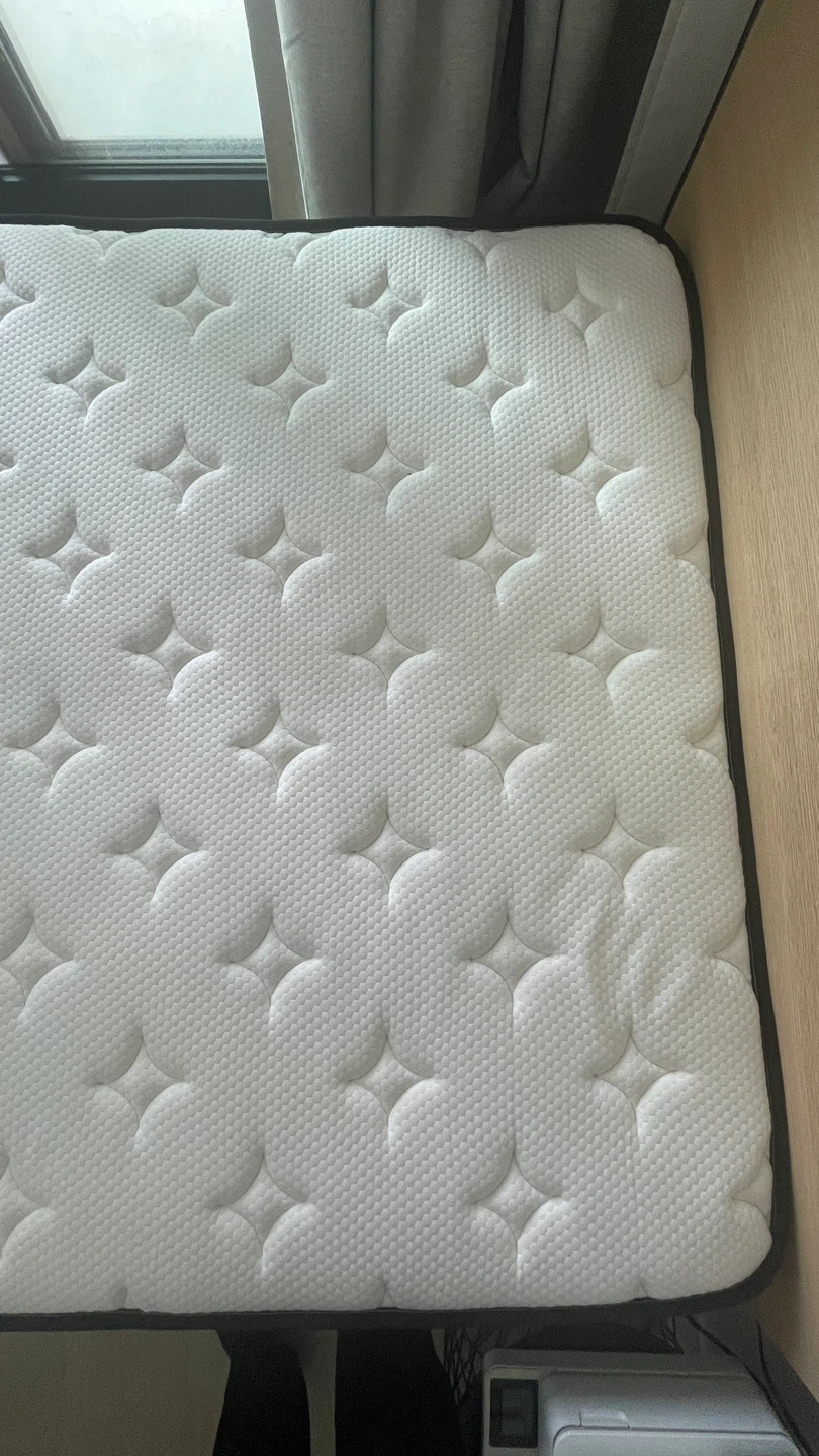 [Moving Sale] White Queen Size Mattress - excellent condition - photo 3