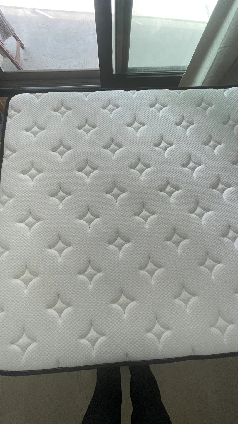[Moving Sale] White Queen Size Mattress - excellent condition - photo 4