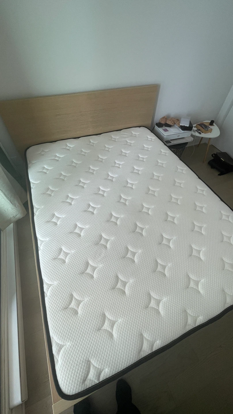 [Moving Sale] White Queen Size Mattress - excellent condition - photo 2