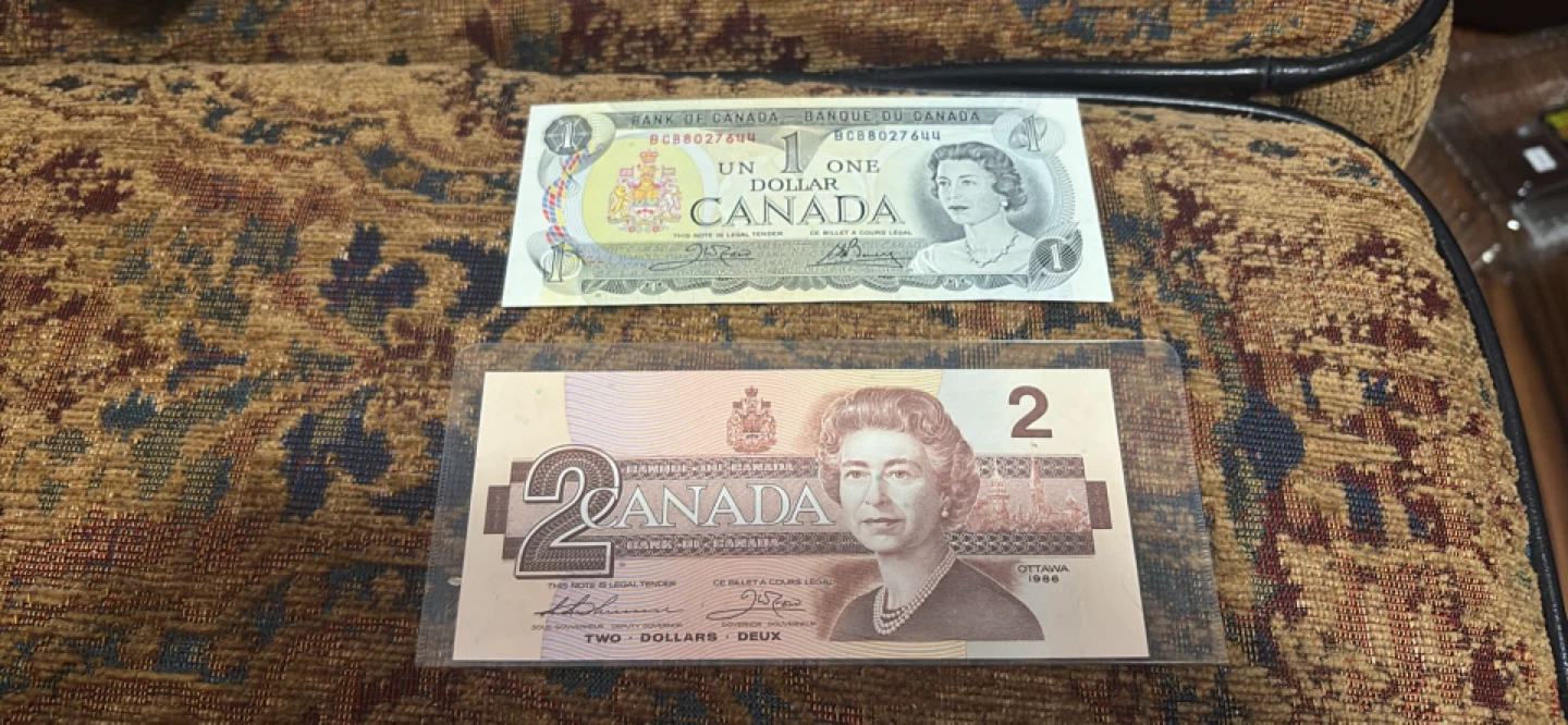 Canada 1 Dollar and 2 Dollar Banknotes - photo 2