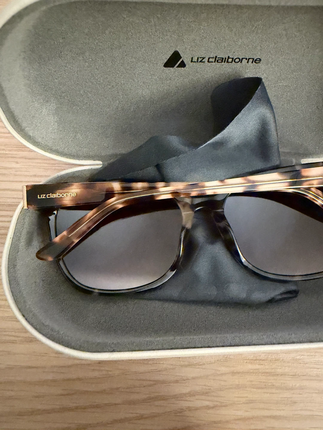 Liz Claiborne Sunglasses with Case - photo 2