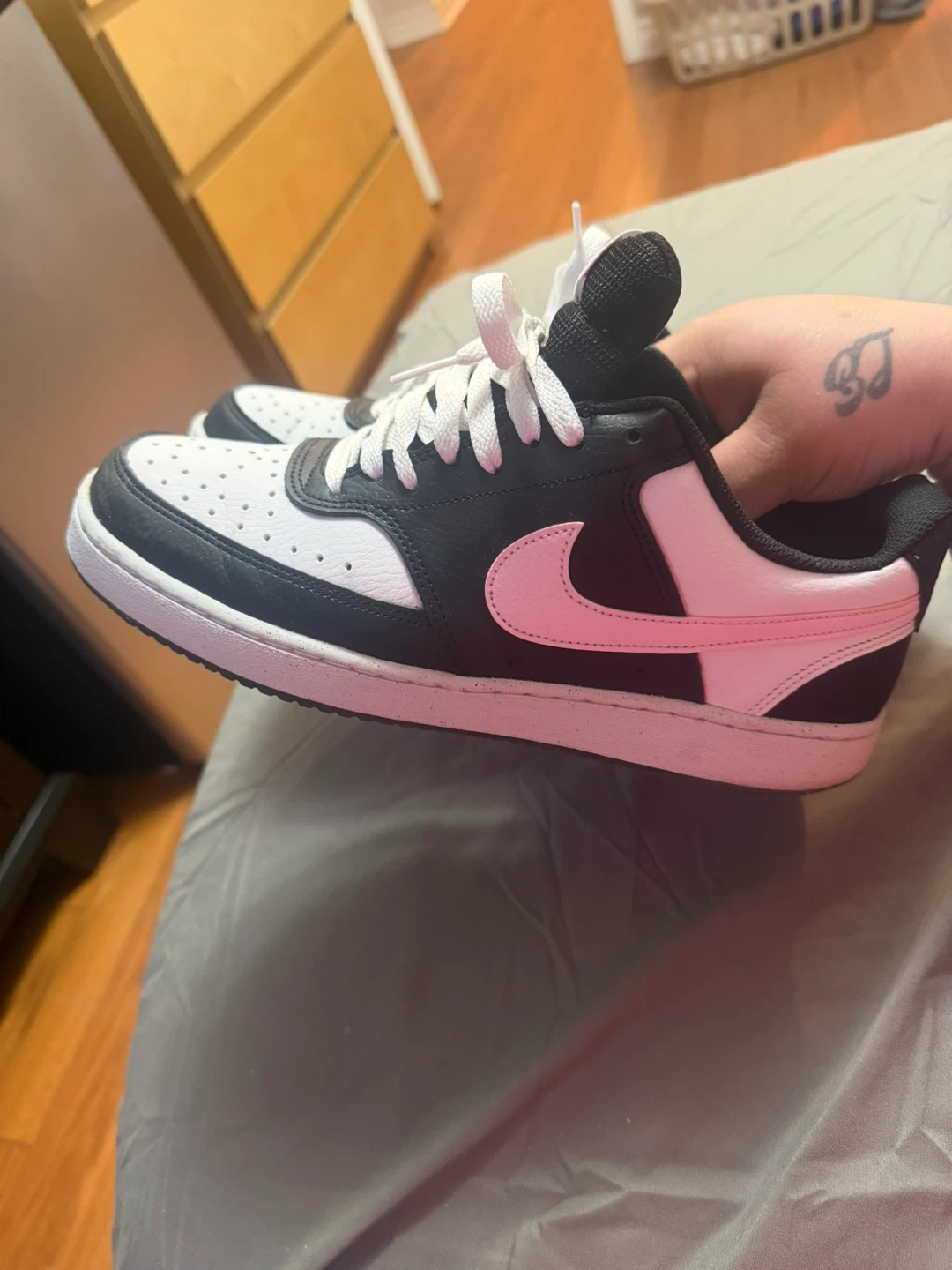 Nike Low Top Sneakers Black White Pink - photo 2