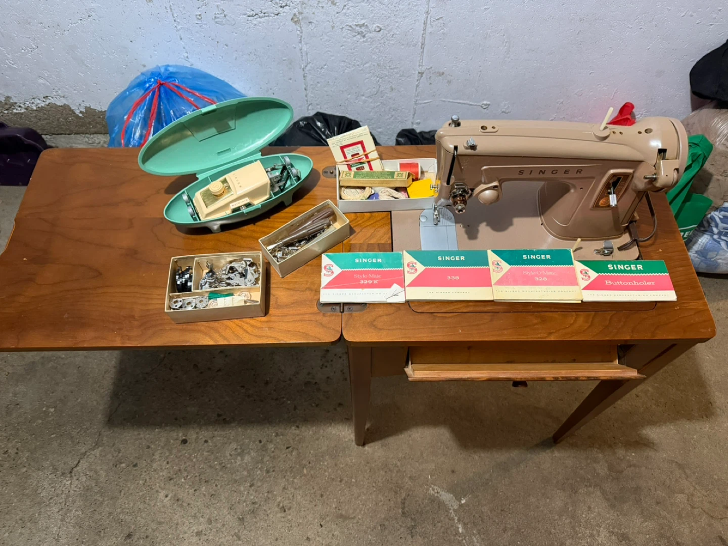 Singer Sewing Machine with Accessories - photo 2
