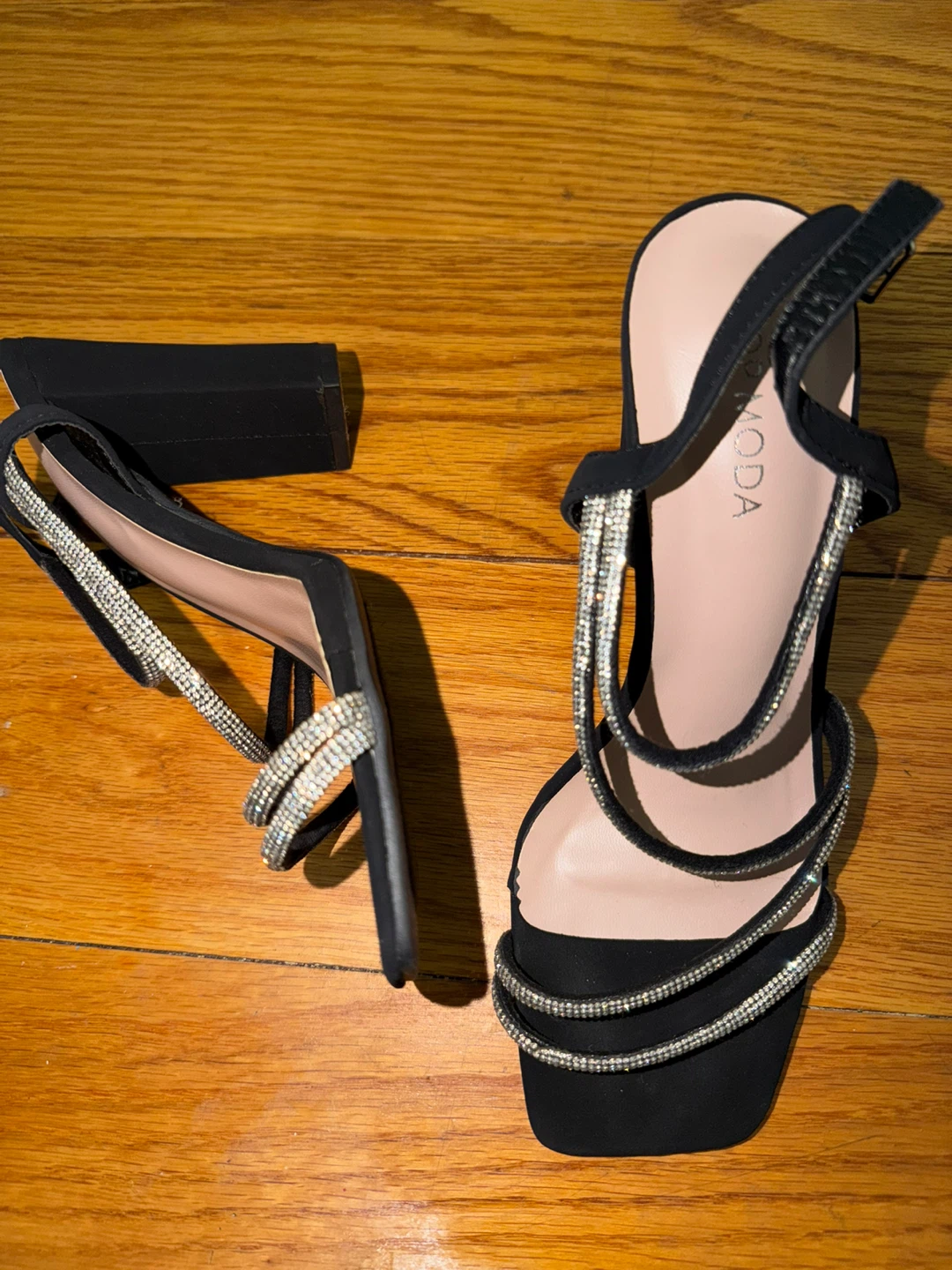 Black high heels - photo 2