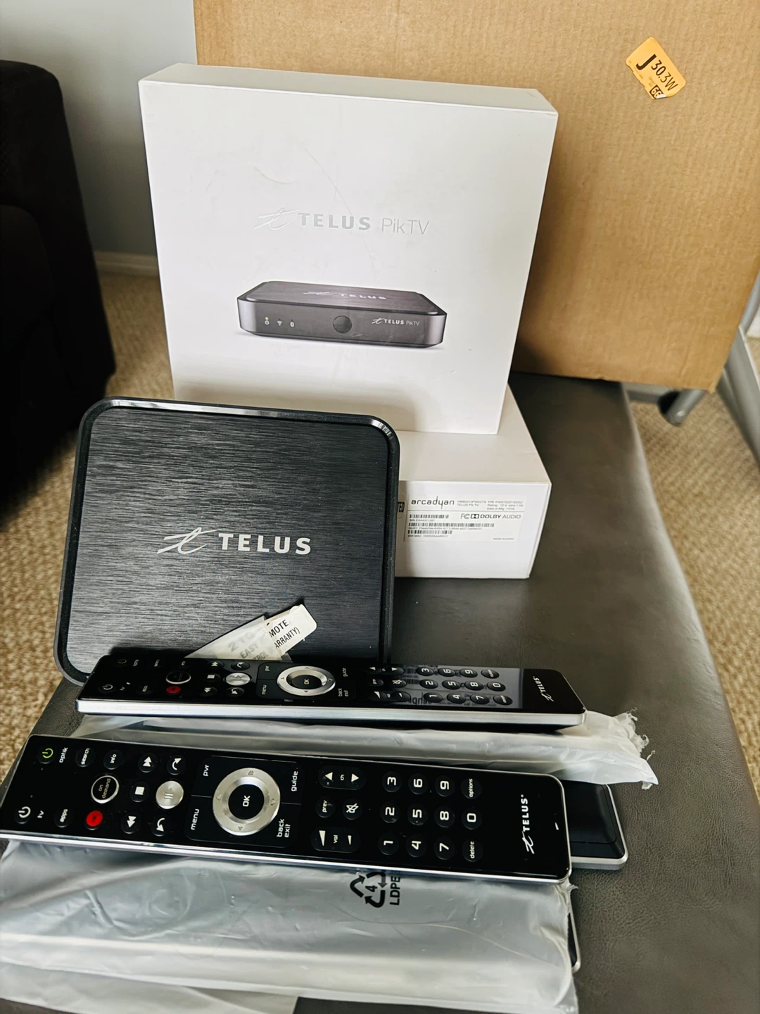 3 TELUS Pik TV Box with 5 Remotes - photo 2