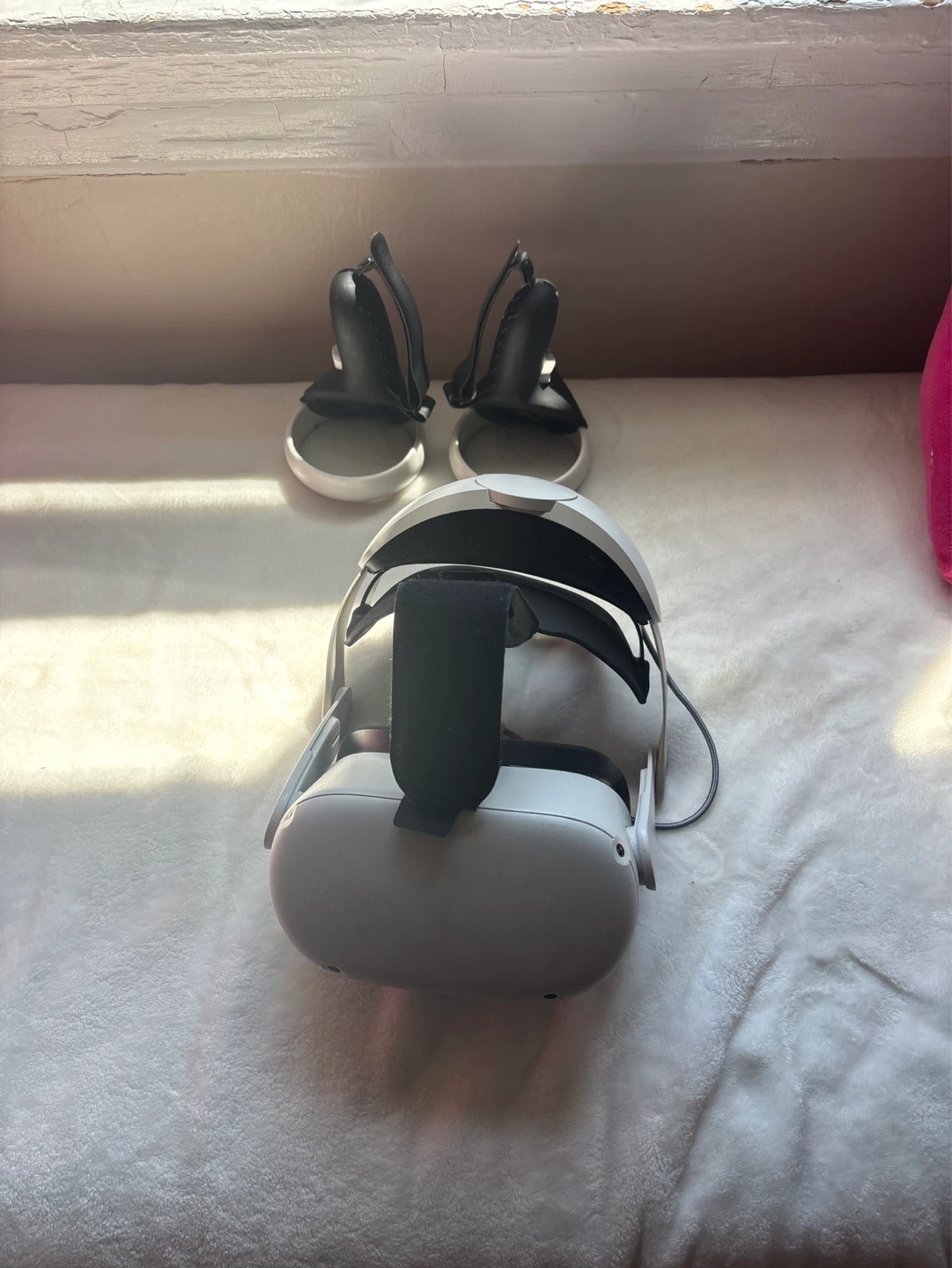 Oculus Quest 2 VR Headset with Controllers (OG) - photo 2