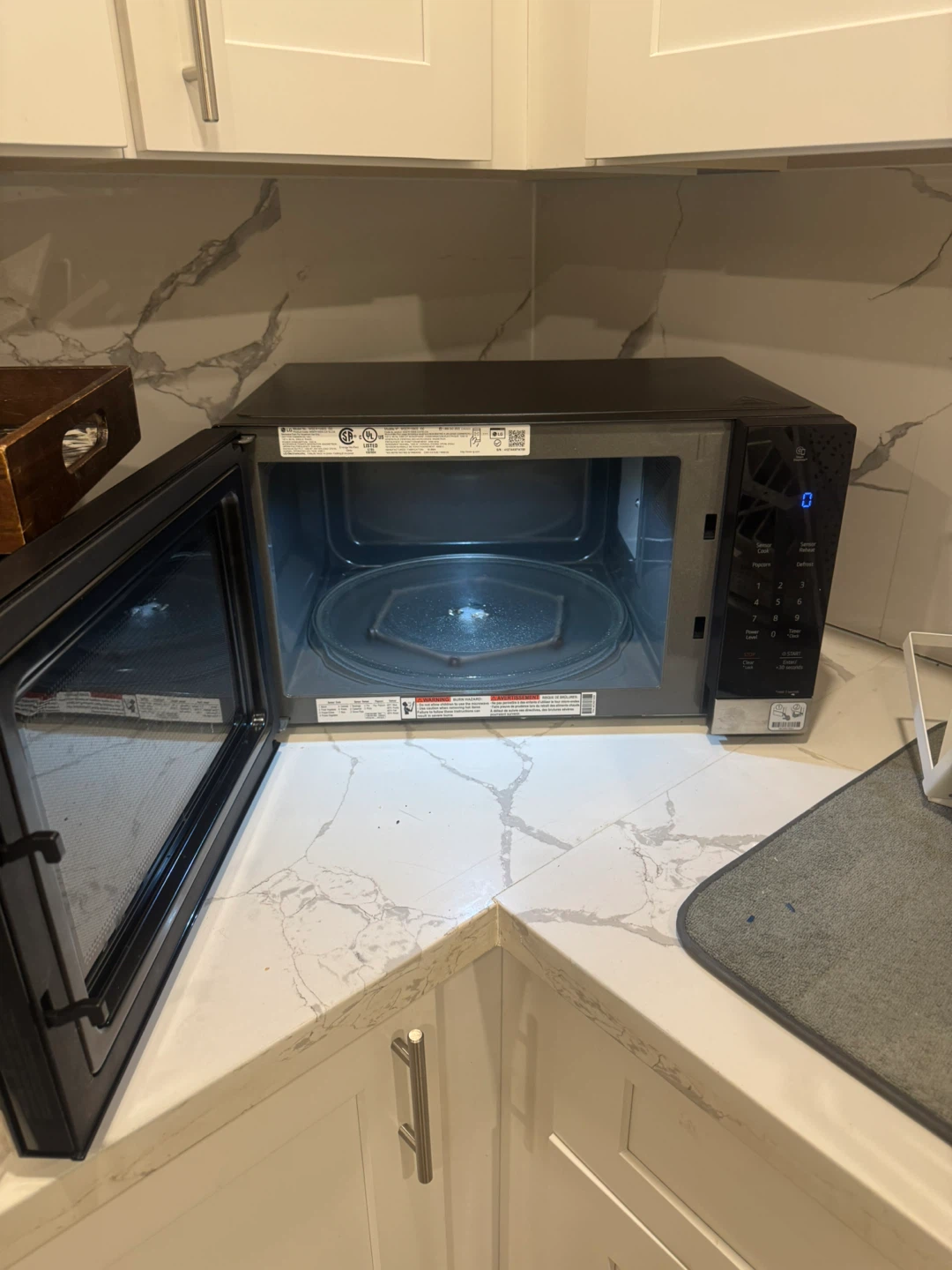 LG Microwave Oven - photo 3