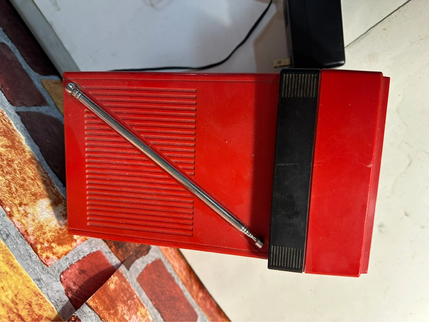 Vintage Red Citizen Portable Television and Radio - photo 2