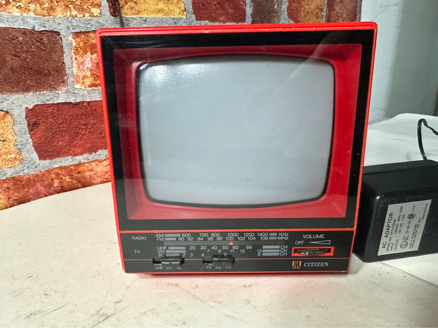 Vintage Red Citizen Portable Television and Radio - photo 5