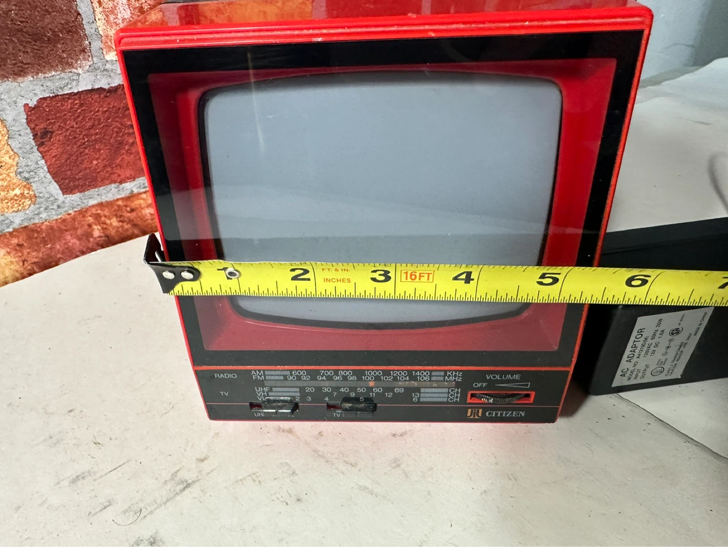 Vintage Red Citizen Portable Television and Radio - photo 4