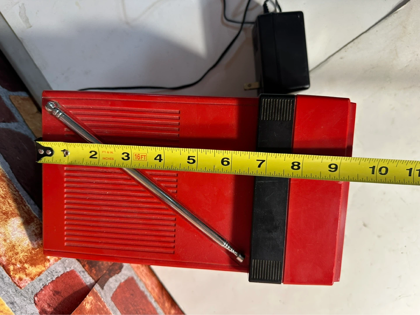 Vintage Red Citizen Portable Television and Radio - photo 3