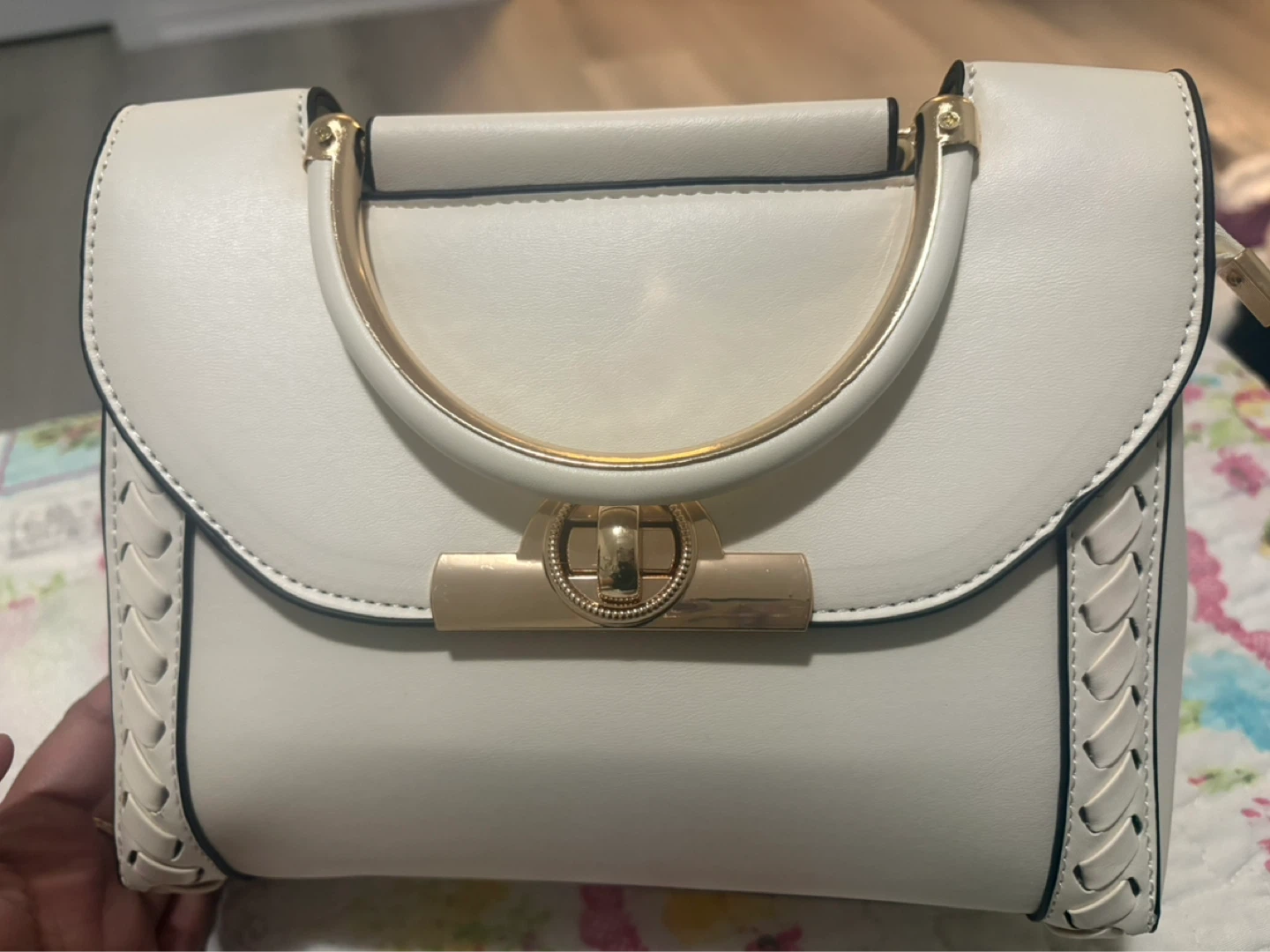 White handbag with gold hardware - photo 5