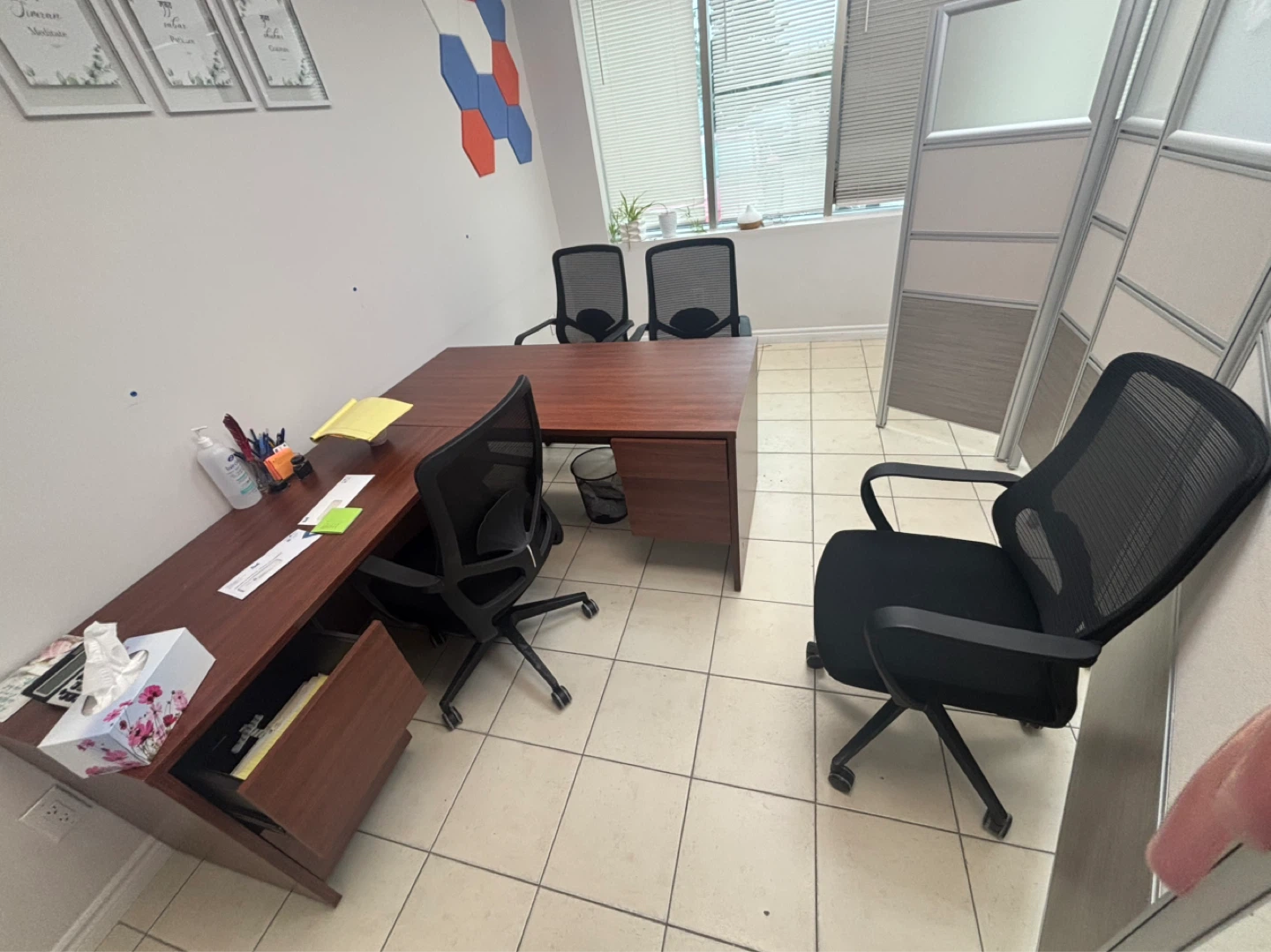 L-shaped office desk with chairs - photo 4