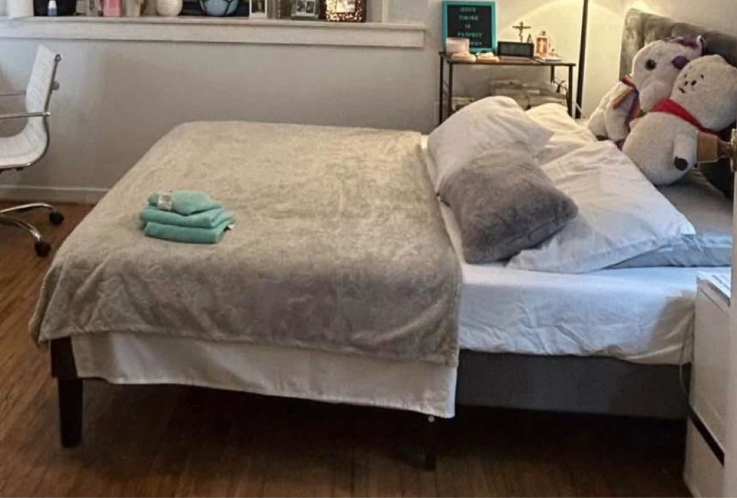 Queen Size Upholstered Bed Frame – Like New ✨ - photo 2