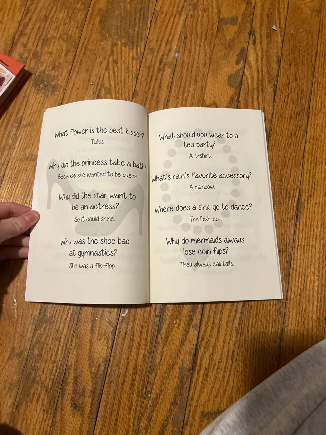 Joke Book - try not to laugh - photo 3
