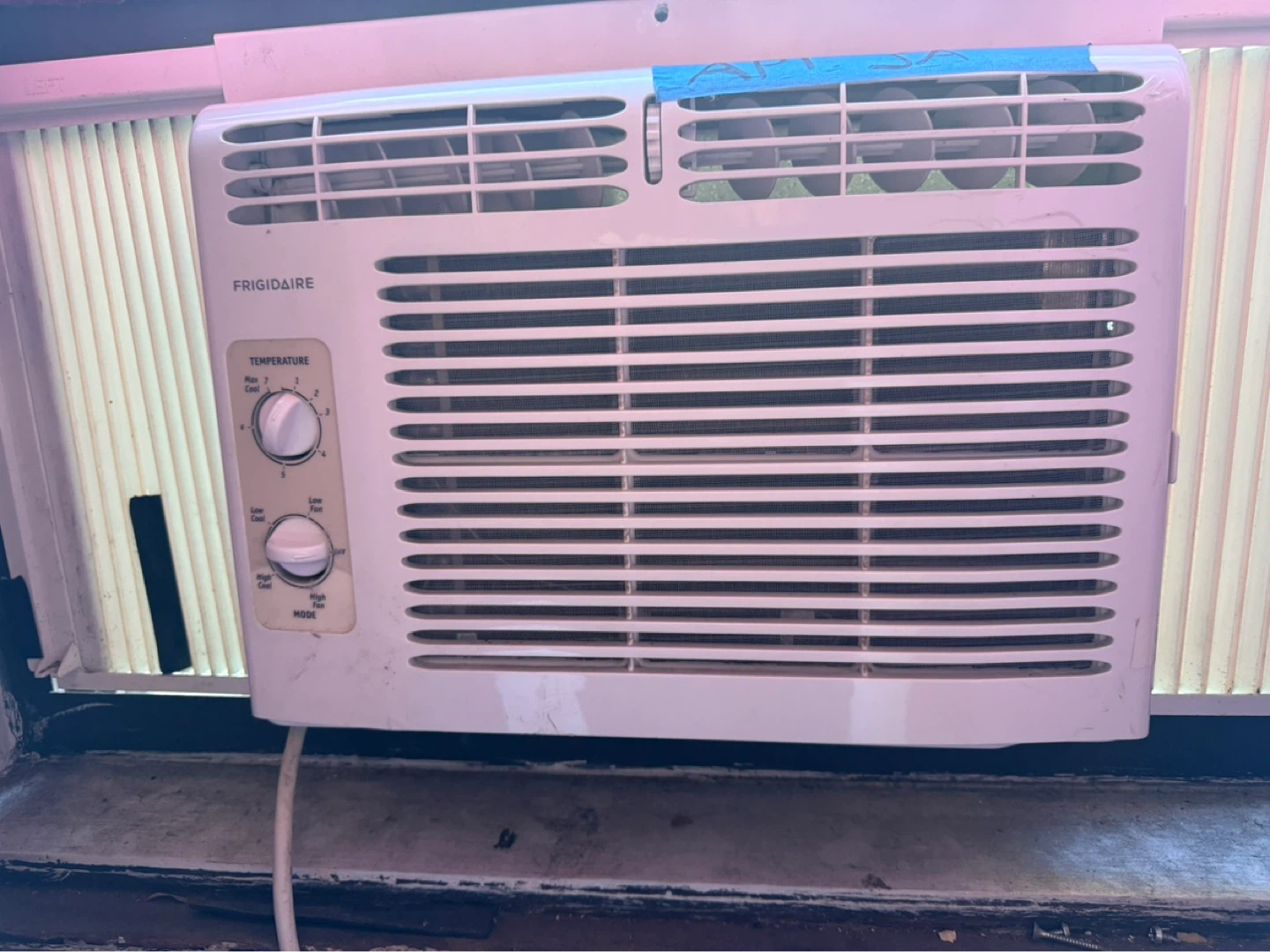 Frigidaire Window Air Conditioner - photo 2