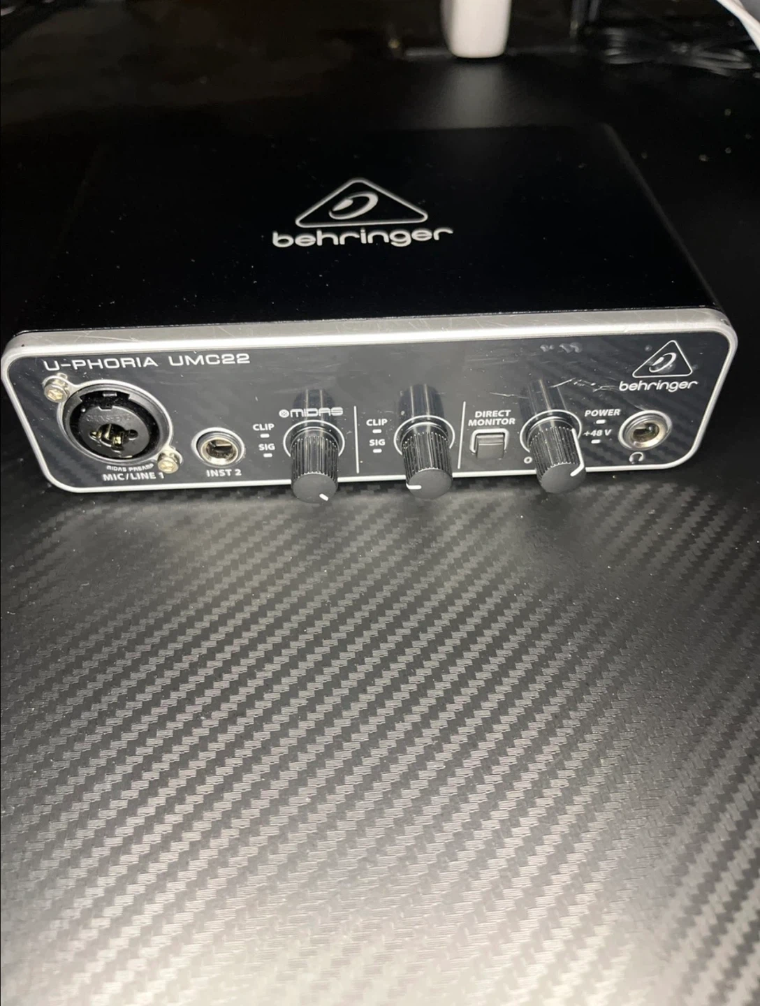 Behringer u-phoria + Focusrite Scarlett studio mic (bundle) - photo 4
