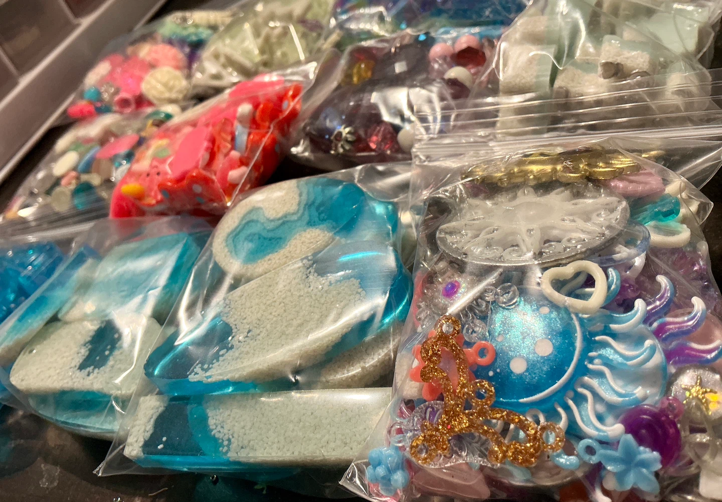Resin Bundle – Flowers, Pendants, Glow in Dark - photo 3