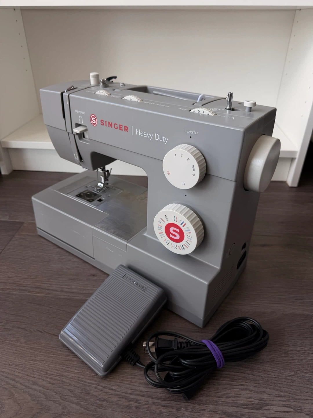 Singer HD4432 Heavy Duty Sewing Machine – Like New in Box