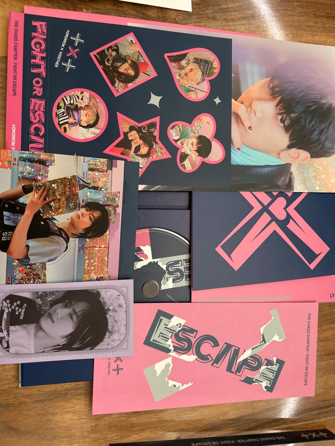 TXT The Chaos Chapter: FIGHT OR ESCAPE Photobook - photo 2