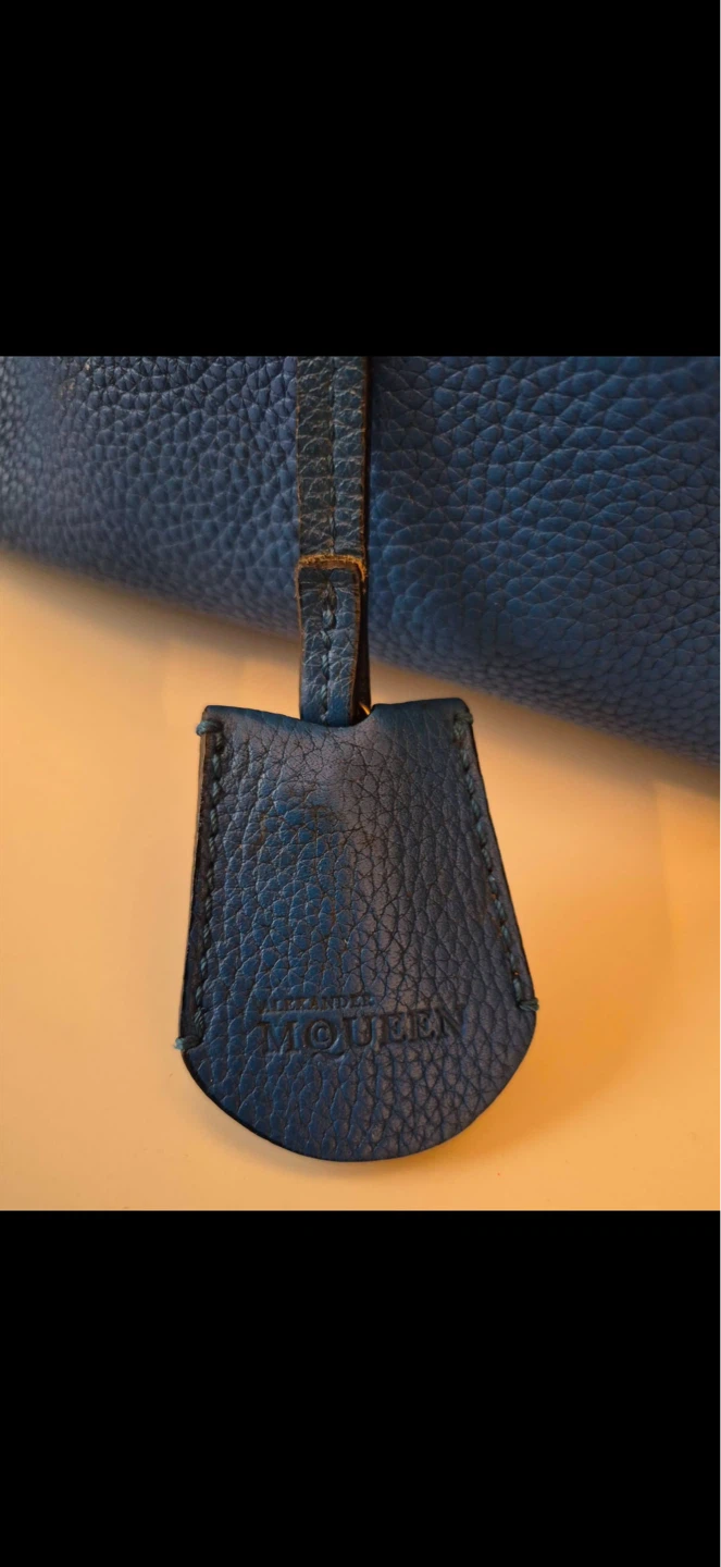 Alexander McQueen Blue Leather Tote Bag with Skull Charm - photo 4