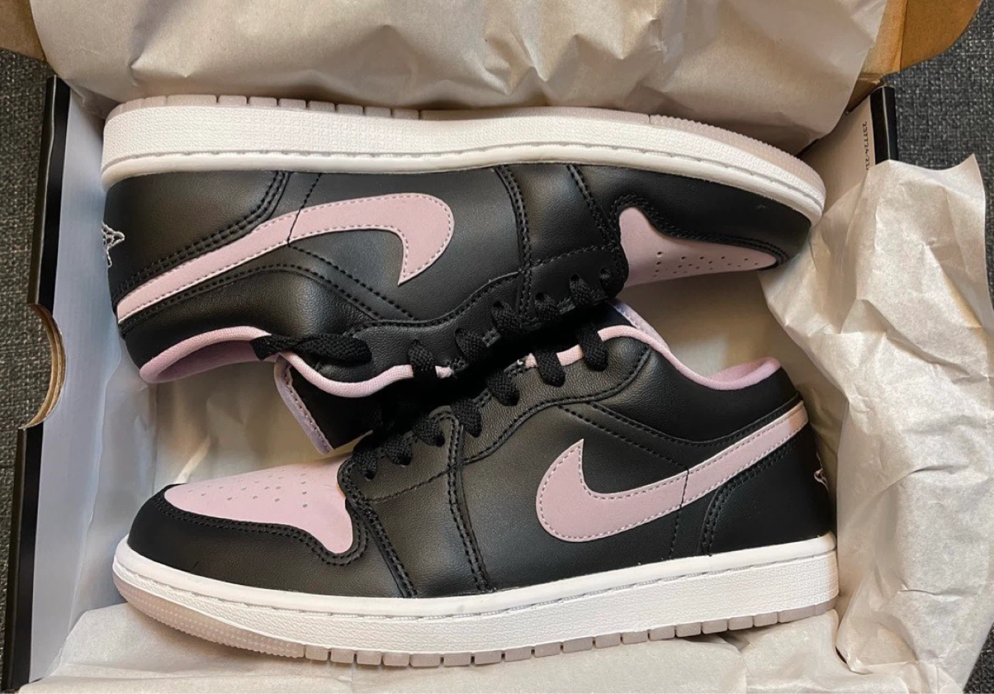 Air Jordan 1 Low SE “iced lilac” size 8.5