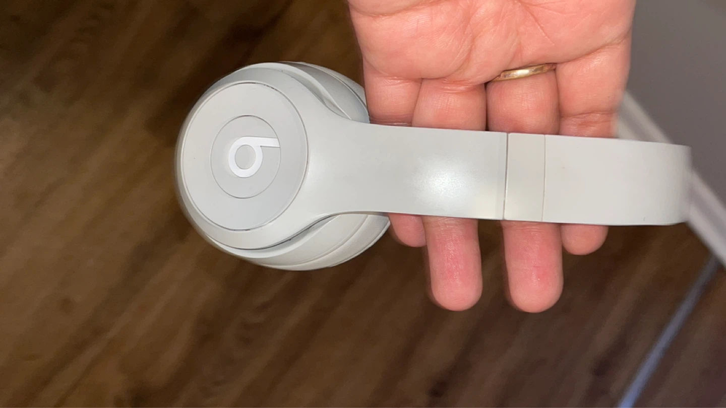 White Beats Solo 3 Wireless Headphones