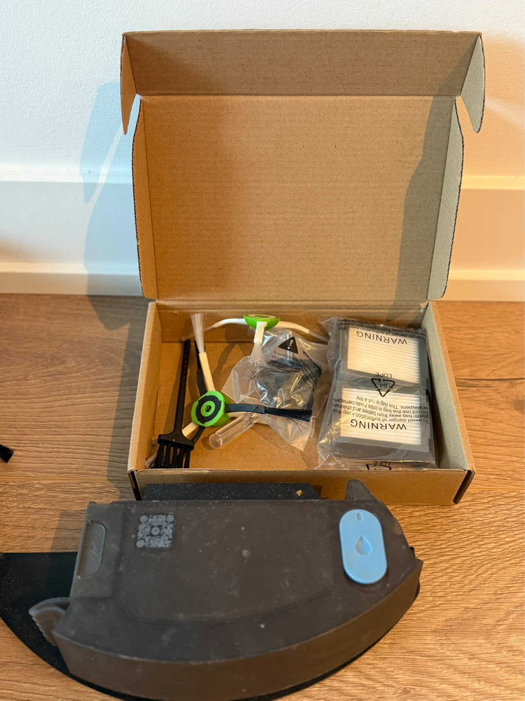 iRobot Roomba Black Robot Vacuum Cleaner - photo 2