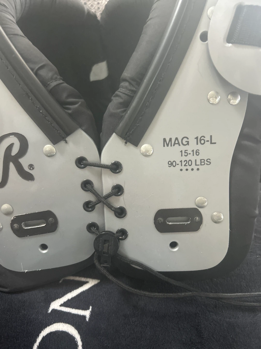 Rawlings MAG 16-L Football Shoulder Pads