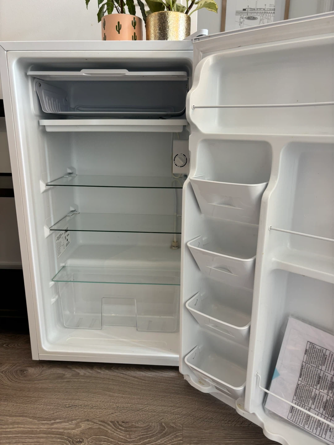Arctic Air White Mini Fridge - photo 2
