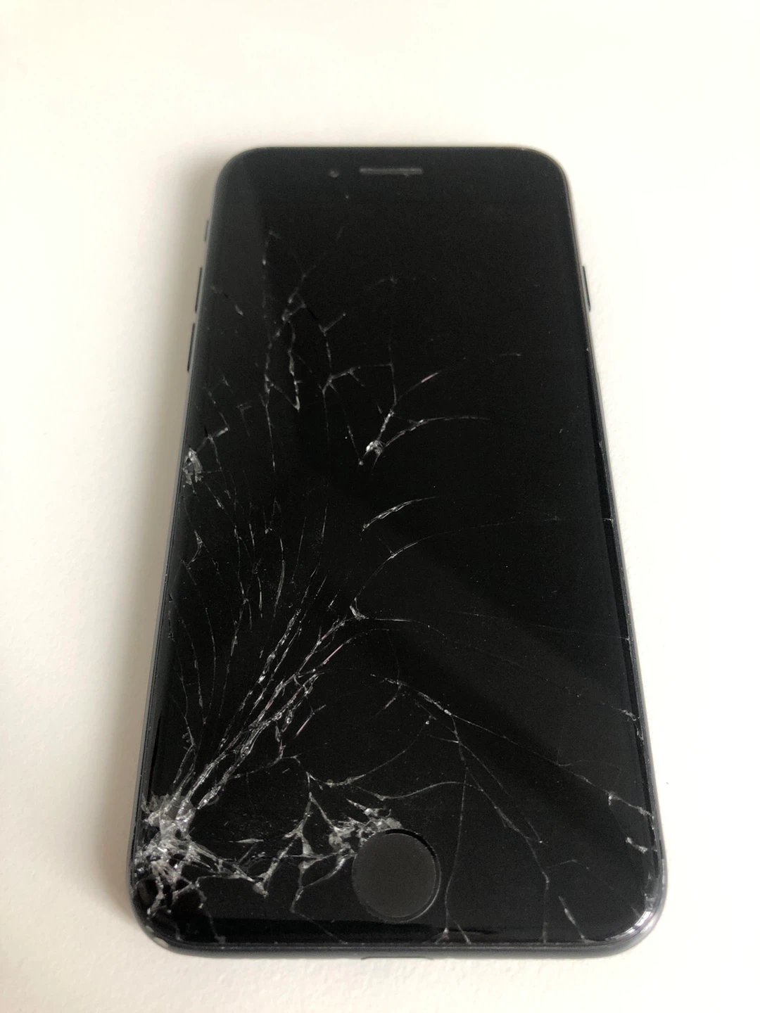 Apple iPhone 7 32GB (Functional w/ Cracked Screen) - photo 2