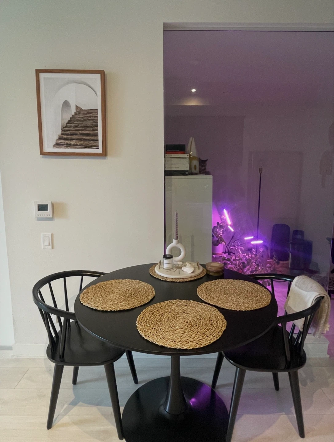 2 Mid century dining chairs with round table - photo 2