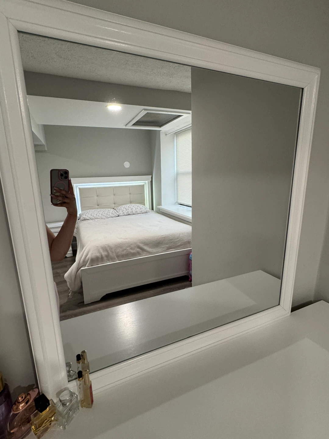 LED Bedroom Set – White Luxury Finish (Excellent Condition) - photo 5