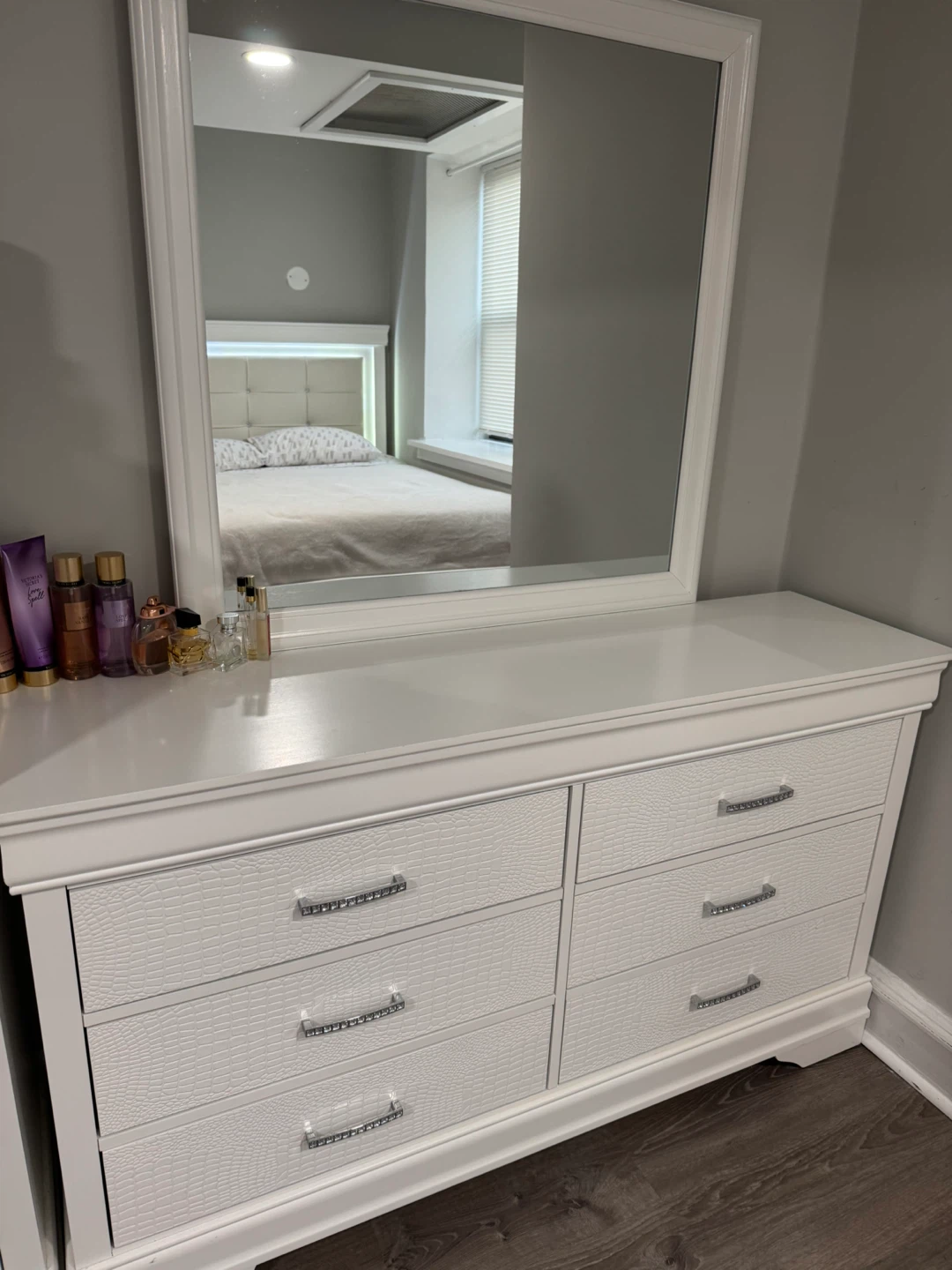 LED Bedroom Set – White Luxury Finish (Excellent Condition) - photo 4