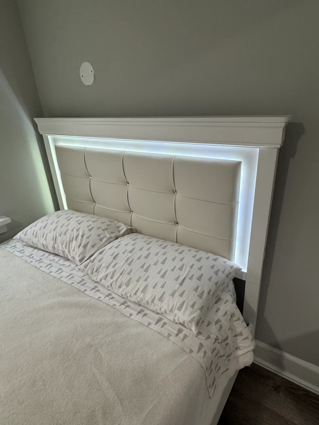 LED Bedroom Set – White Luxury Finish (Excellent Condition) - photo 2
