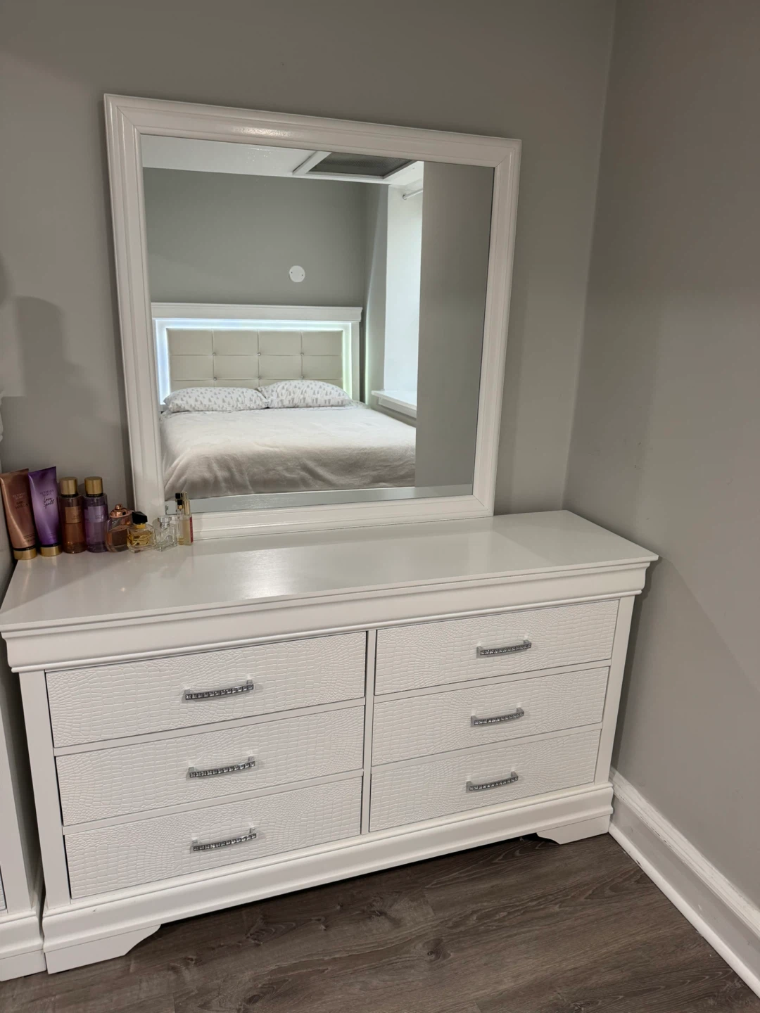 LED Bedroom Set – White Luxury Finish (Excellent Condition) - photo 3