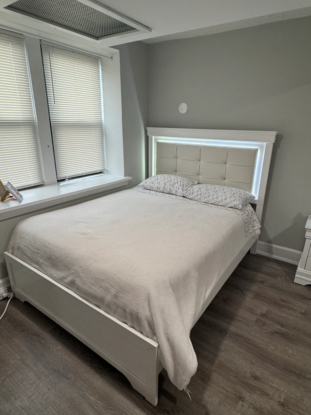 LED Bedroom Set – White Luxury Finish (Excellent Condition)
