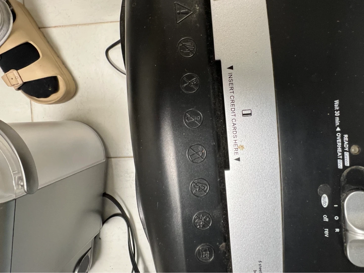 AmazonBasics 6-Sheet Cross-Cut Paper Shredder - photo 4
