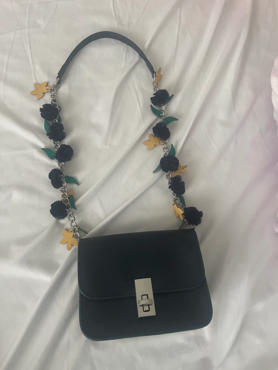 Black shoulder bag with floral chain strap - photo 2