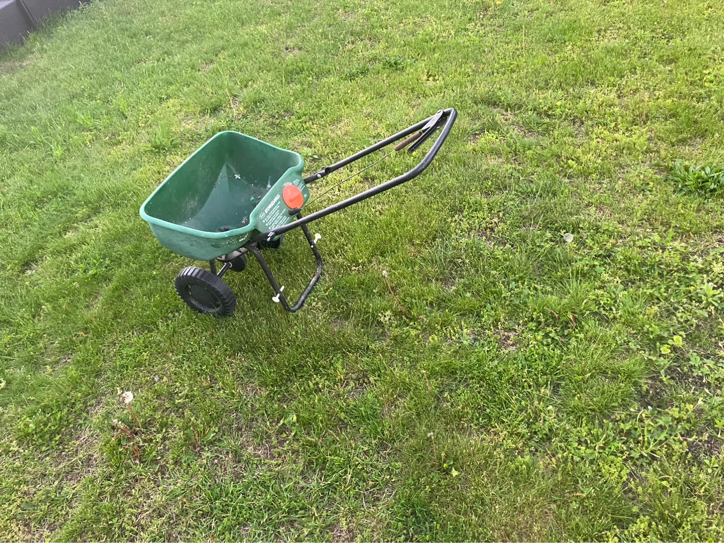 Scotts Standard Broadcast Spreader - photo 4