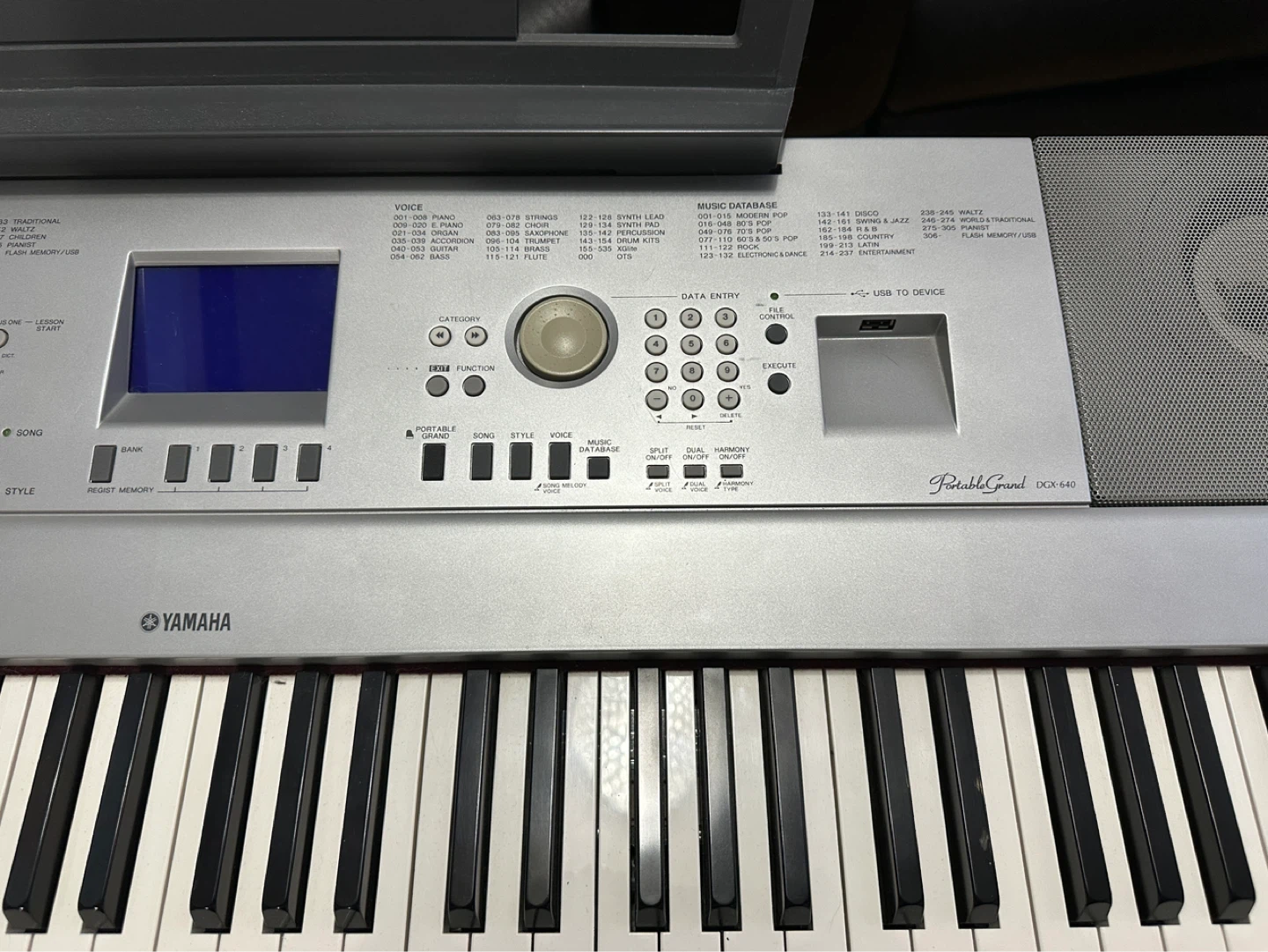 Yamaha Portable Grand DGX-640 Digital Piano - photo 3