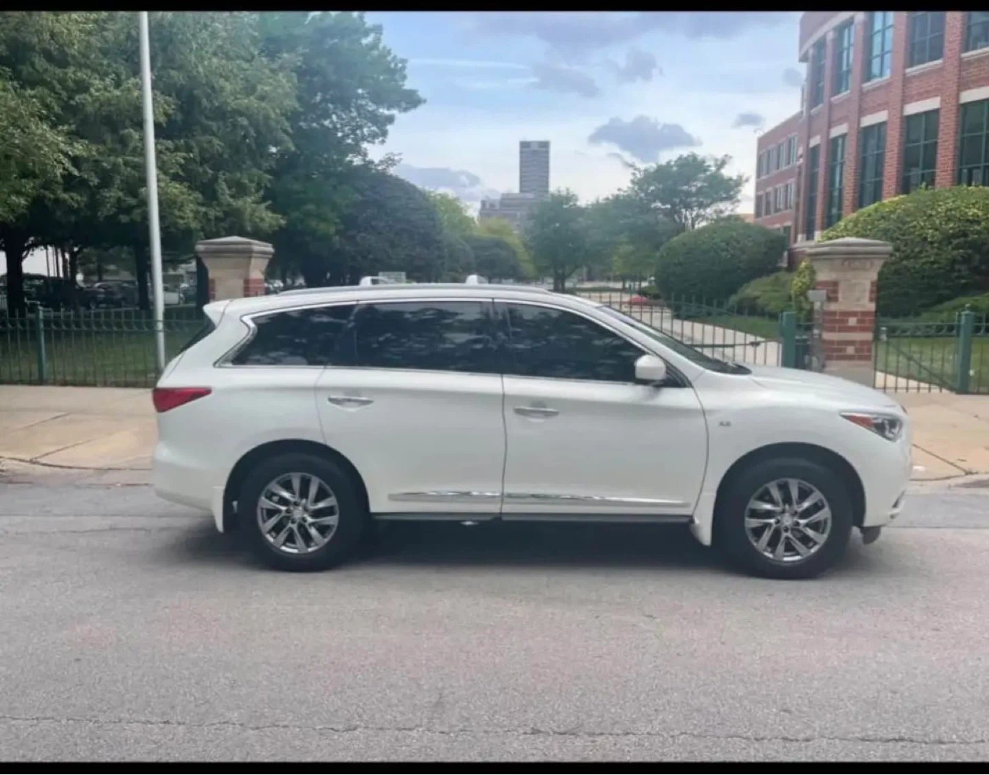 White Infiniti QX60