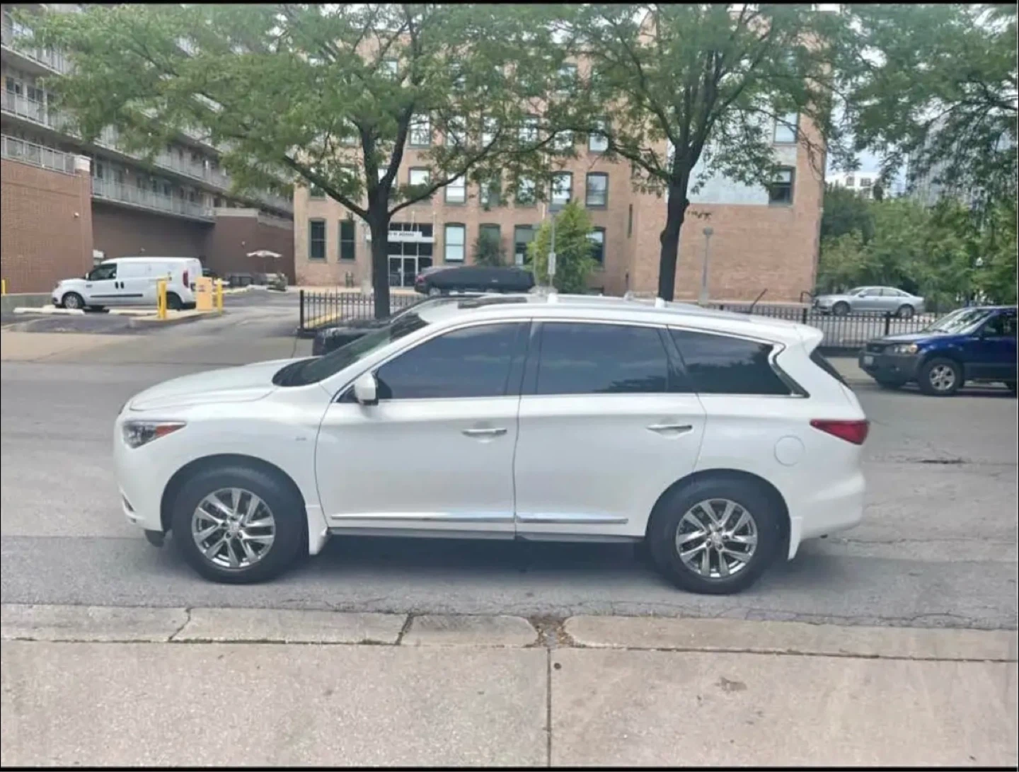 White Infiniti QX60 - photo 2